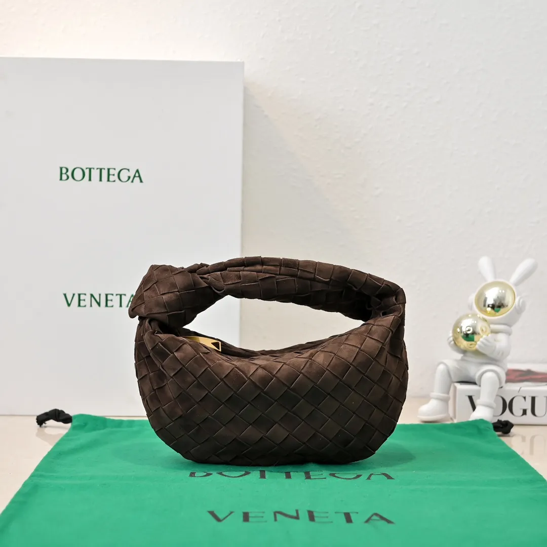 Batch 1120 B's new model 🔥 Jodie (suede) clutch bag. She will be hungry when she sees it. The designer's unique design inspiration is full of fun. It is made of imported suede inside and outside, with a soft shape. It is matched with new elements of kink to give people an unforgettable impression. Not only can it be concave, but it can also be used in daily use in a small capacity. It is unique and has a noble and elegant temperament. Carry it at the forefront of the trend. Size 23*28*8cm Model: 6699-1